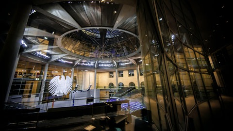 Blick in das leere Plenum des Deutschen Bundestages mit dem Bundesadler. Wir beantworten die wichtigsten Fragen vor der Bundestagswahl (Symbolfoto)
