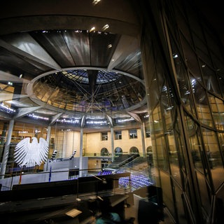 Blick in das leere Plenum des Deutschen Bundestages mit dem Bundesadler. Wir beantworten die wichtigsten Fragen vor der Bundestagswahl (Symbolfoto)