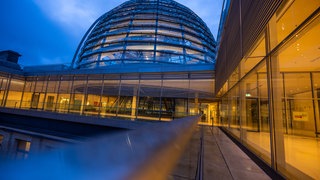 Blick zur Kuppel des Bundestags - am 23. Februar 2025 finden in Deutschland Neuwahlen statt