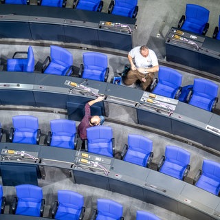 Handwerker bauen Sitze im Bundestag um. Nach der Budnestagswahl gibt es viel Kritik an der Wahlrechtsreform.