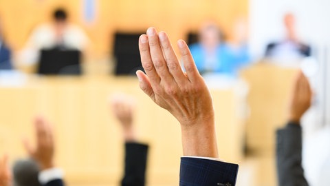 Hand heben und Verantwortung übernehmen, als Kandidat bei der Kommunalwahl 2024 in RLP