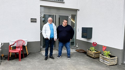 Friedrich Beck (l.) leitet die Gesellschaft für erneuerbare Energien Kusel und hat bei der Kuseler Lebenslhilfe eine Photovoltaikanlage installiert. Timo Schneider (r.), hauptamtlicher Vorstand der Lebenshilfe, freut das.
