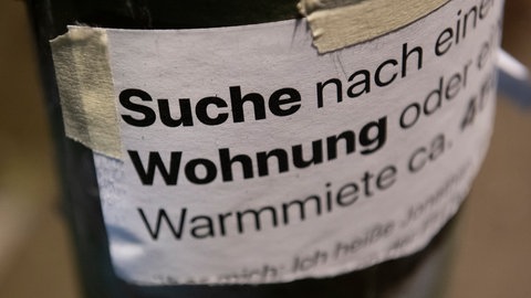 Mit einer Anzeige an einer Laterne sucht jemand nach einer Wohnung - Wohnungsnot ist ein großes Thema zur Kommunalwahl RLp 2024. Wohnungssuche wird vor allem in Städten immer schwieriger