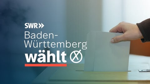 Kommunalwahl 2024 in Baden-Württemberg: Symbolbild Wahlzettel in Wahlurne mit Schriftzug "Baden-Württemberg wählt" und Wahlkreuz