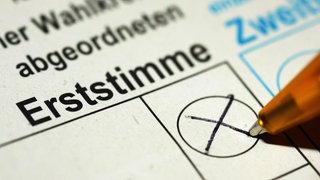 Ein Wahlberechtigter setzt sein Wahlkreuz bei der Erststimme (Symbolbild)