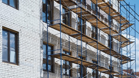 Gerüste an einem Neubau. Was wollen die Parteien beim Thema Wohnen und Bauen.