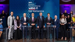 Kurz vor Beginn der Wahlarena (von l. n. r.): Moderator Florian Weber, Mersedeh Ghazaei (Linke), Andreas Stoch (SPD), Cem Özdemir (Grüne), Hans-Ulrich Rülke (FDP) und Manuel Hagel (CDU), Markus Frohnmaier (AfD) 