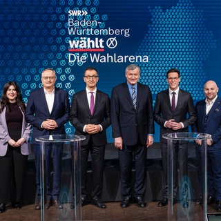 Kurz vor Beginn der Wahlarena (von l. n. r.): Moderator Florian Weber, Mersedeh Ghazaei (Linke), Andreas Stoch (SPD), Cem Özdemir (Grüne), Hans-Ulrich Rülke (FDP) und Manuel Hagel (CDU), Markus Frohnmaier (AfD) 