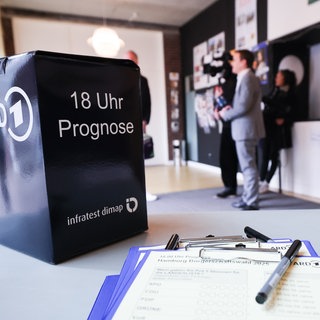 Wahlurne von Infratest dimap im Auftrag der ARD mit dem Aufdruck "18 Uhr Prognose" von einer vergangenen Wahl (Archivbild)