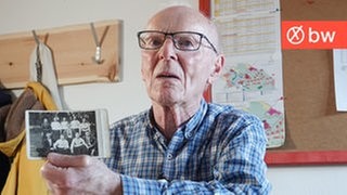 Michael Oswald sitzt an einem Tisch.