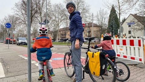 Arne Warnke mit seinen beiden Kindern an der Ecke FeldbergstraßeSteubenstraße in Mannheim-Neckarau