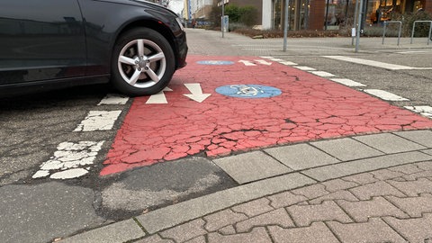 Auto kreuzt Radweg in Mannheim-Neckarau 