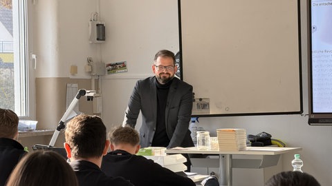 Schulleiter Andreas Eiglmaier im Unterricht. In der zehnten Klasse der Silcherschule in Eislingen unterrichtet er Geschichte. Die Werkrealschüler streben den Realschulabschluss an.