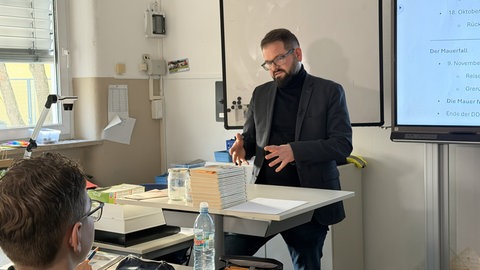 Schulleiter Andreas Eiglmaier im Unterricht. Andreas Eiglmaier wünscht sich für seine Schule mehr Planungssicherheit.