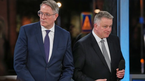 Ein zufrieden schauender Wahlsieger Gordon Schnieder und daneben Alexander Schweitzer, der die Wahl 2026 verloren hat.