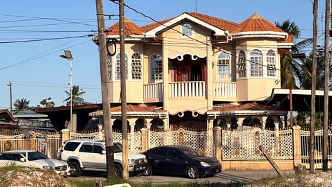 Vom neuen Reichtum ist in Georgetown bisher wenig zu sehen. Die Hauptstadt Guyanas, in der etwa 100.000 Einwohner des Landes wohnen, wirkt arm. Viele Straßen sind ungepflastert, überschwemmt und verschlammt. Die einst prächtigen Holzhäuschen im Kolonialstil heruntergekommen und modrig. Vom Modell Dubai, das Tourismus und Handel ausgeweitet hat, ist man noch weit entfernt.