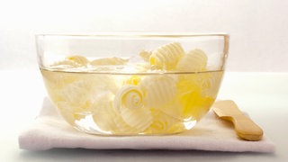 Butterröllchen behalten in einer Schüssel mit kaltem Wasser ihre Form: Warum löst sich Butter besser in heißem als in kaltem Wasser?