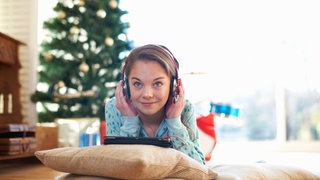 Menschen mit Kopfhörern zu Weihnachten