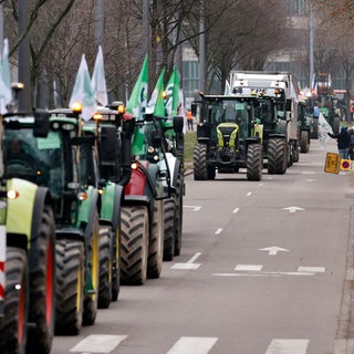 Tausende Landwirte aus verschiedenen EU-Ländern versammelten sich mit Traktoren vor dem Europäischen Parlament, um gegen das zwischen der EU und dem südamerikanischen Mercosur-Block unterzeichnete Freihandelsabkommen zu demonstrieren. Straßburg, 20.01.2026