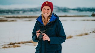 Merle Schaack berichtet als freie Journalistin aus den nordischen Ländern. Ihr Herz schlägt für Geschichten, die zeigen, wie sich Weltgeschehen im Kleinen auswirkt. 