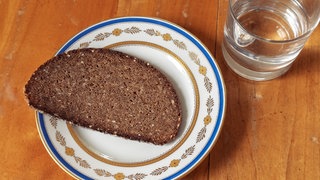 Schwarzbrot mit Wasser