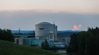 Symbolbild: Das Atomkraftwerk Kernkraftwerk AKW KKW Beznau steht im Fluss Aare auf einer künstlichen Insel.