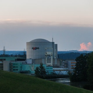 Symbolbild: Das Atomkraftwerk Kernkraftwerk AKW KKW Beznau steht im Fluss Aare auf einer künstlichen Insel.
