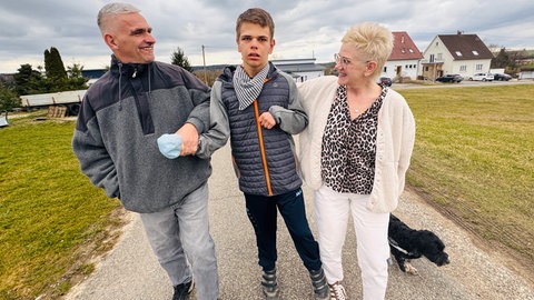 Wann immer es geht, gehen die Baders mit Hannes spazieren, weil er das liebt.