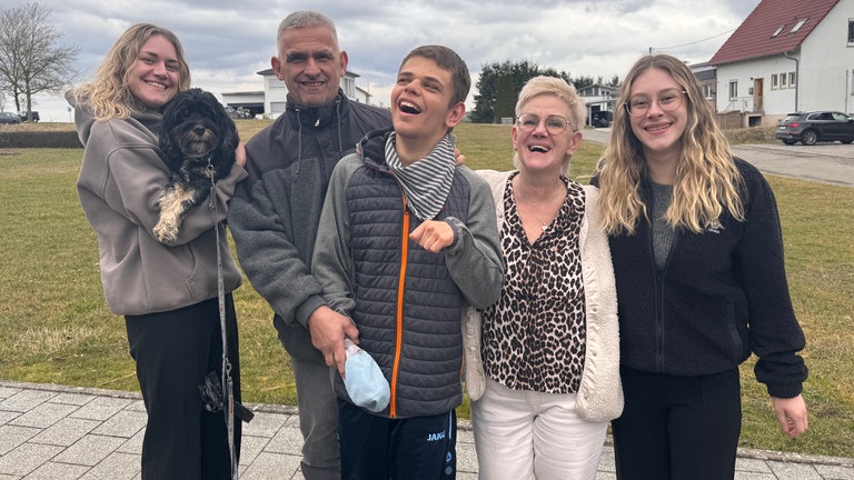 Hannes ist ein "Familienprojekt", auch seine Schwestern Milena und Nele kümmern sich liebevoll um ihn.