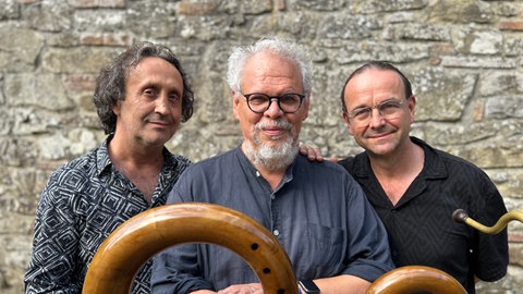 Der italienische Akkordeonist Luciano Biondini, der französische Tubist Michel Godard und der Schweizer Schlagzeuger Lucas Niggli spielen am 7. November im Hambacher Schloss