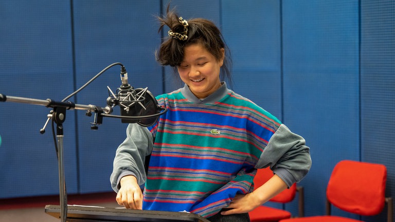 Jing bereitet sich auf die Aufnahme vor