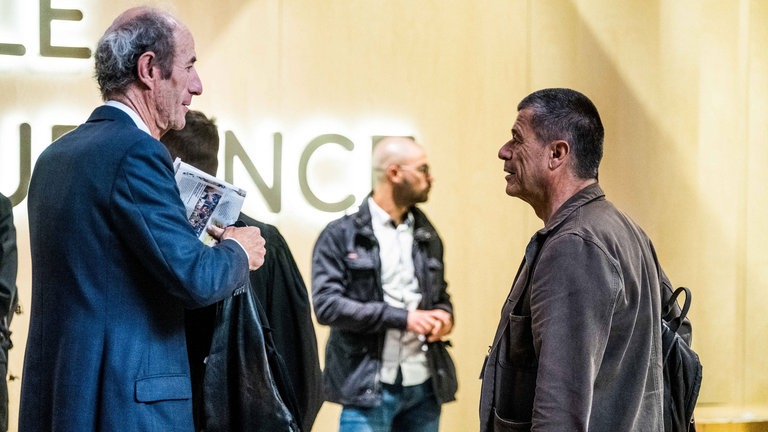 Carrère mit Rechtsanwalt vor dem Prozesssaal V13