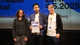 Preisverleihung auf dem Heidlberger Stückemarkt: v. li. SWR Kultur Hörspiel-Dramaturgin Pia Frede mit dem Preisträger Yannic Han Biao Federer und dem Intendanten Theaters und Orchesters Heidelberg Holger Schultze.