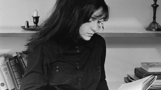 Junge Frau liest ein Buch, historische Aufnahme, ca. 1974
