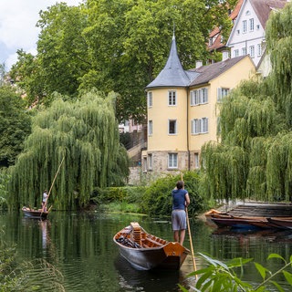 Foto vom Hölderlinturm Tübingen mit Neckar und Stocherkahn