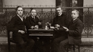 Junge Burschen beim Kartenspielen, historische Aufnahme um 1900