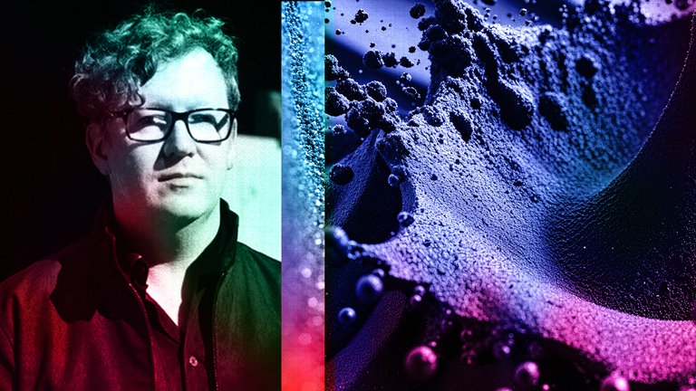 Der Komponist und Musiker Hanno Leichtmann auf der linken Seite und die Nahaufnahme eines Tropfens in einer Flüssigkeit in Blau- und Violetttönen auf der rechten Seite