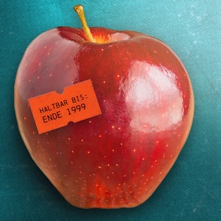 Ein hochglanz-polierter Apfel mit einem aufgeklebten Preisetikett mit der Aufschrift "Haltbar bis: Ende 1999".