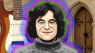 Ein Mann mit Brille, 1970er-Jahre-Frisur und grauem Pullover lächelt. Hinter ihm sind eine Gitarre und eine Kirchentür zu sehen.