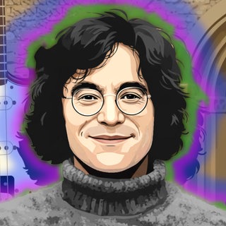 Ein Mann mit Brille, 1970er-Jahre-Frisur und grauem Pullover lächelt. Hinter ihm sind eine Gitarre und eine Kirchentür zu sehen.