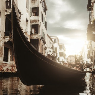 Eine Gondel liegt in einem engen Kanal in Venedig