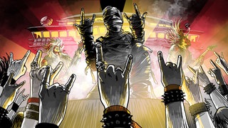 Metal-Konzert auf Kreuzfahrtschiff: Bandleader nah am Bühnenrand, gibt Fans "Metalhand"