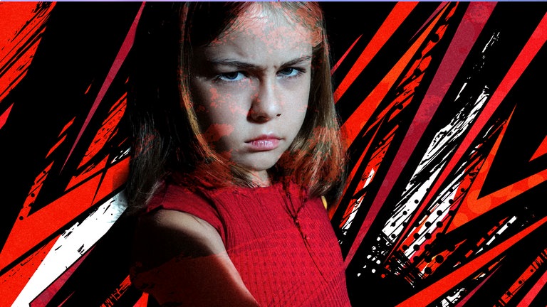 Portrait eines kleinen Mädchens in einem roten, ärmellosen Kleid. Sie blickt mit einem skeptischen, leicht  motzigen Ausdruck direkt in Richtung des Betrachters. Im Hintergrund dynamische Flächen und Formen in  Rot, Schwarz und Weiß, grafisch und kontrastreich, wie in einem modernen Comic oder Pop-Art-Design