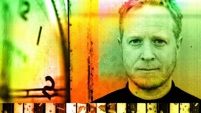 Der Komponist und Musiker Martin Brandlmayr auf der rechten Seite und dem Zifferblatt einer Wanduhr auf der linken Seite.