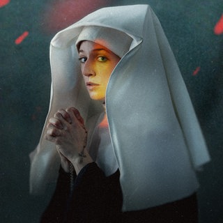 Eine junge Nonne hält einen Rosenkranz in den zum Gebet gefalteten Händen und schaut erschrocken, im Hintergrund rote Funken