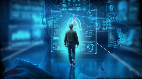 Person betrachtet holografische Medizindaten vor digitalem Gehirn.