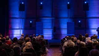 Publikum sitzt im Klangdomkonzert bei den ARD Hörspieltagen im ZKM Karlsruhe