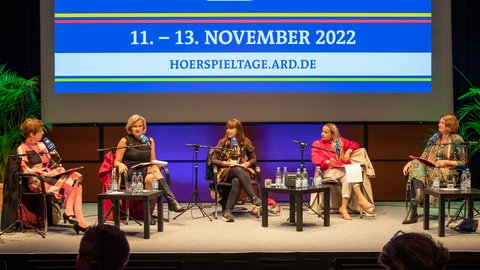 Jury-Diskussion: Die fünf Mitglieder der Jury auf der Bühne