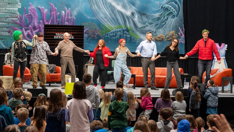 Live-Kinderhörspiel 2023, alle Schauspieler verbeugen sich nach der Vorstellung