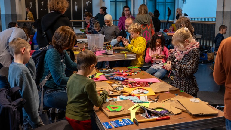 Kinder basteln beim ARD Kinderhörspieltag